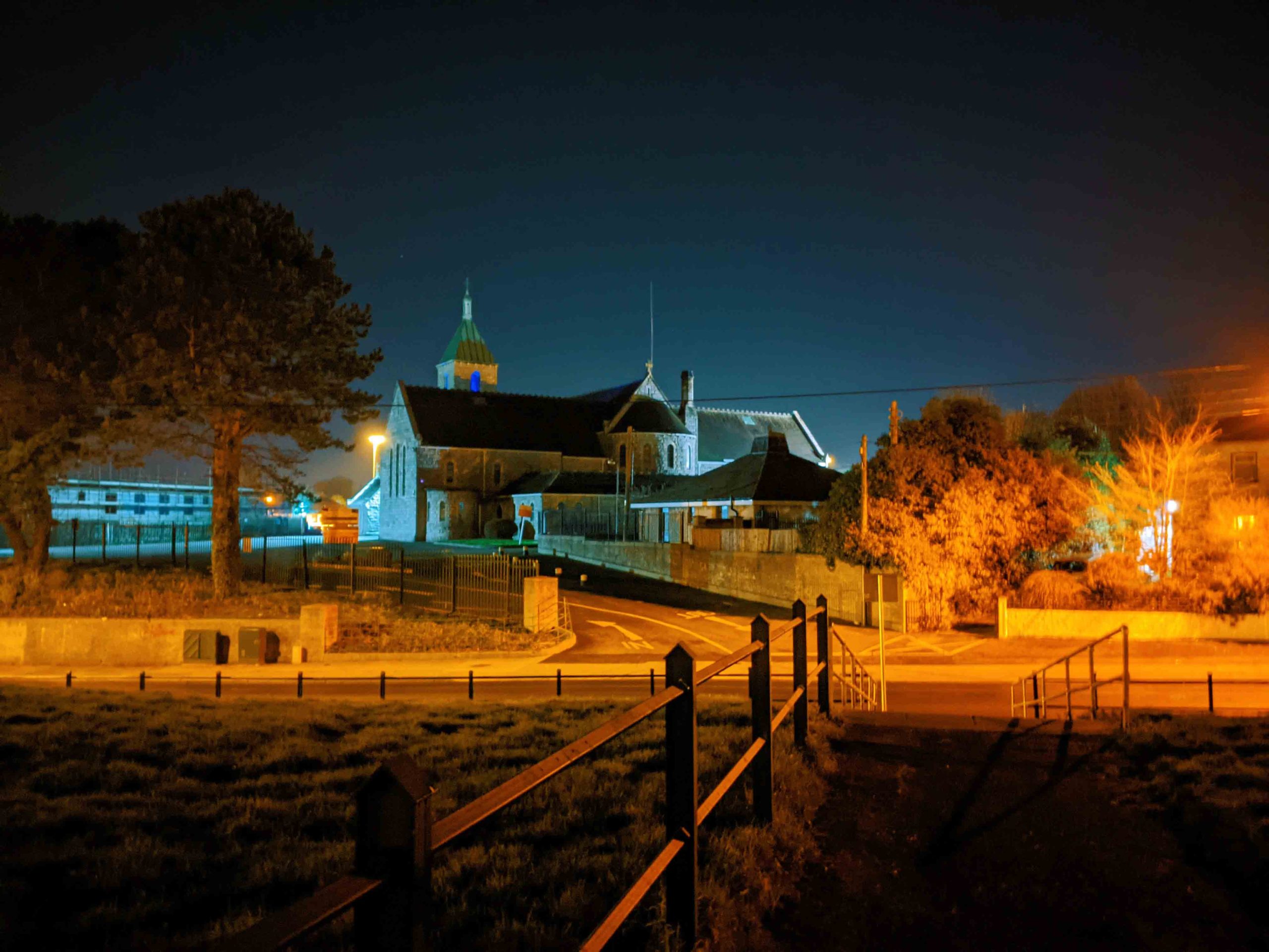 Photo d'église de nuit dans la ville