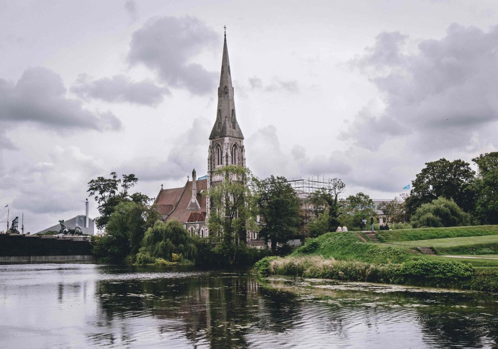 Eglise près de la rivière